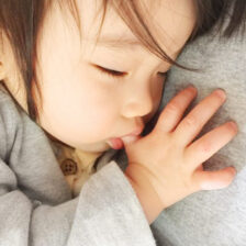 大府市（愛知県）の歯医者、斎藤歯科医院で子どもの指しゃぶりが歯並びに与える影響と卒業のサポート方法を解説