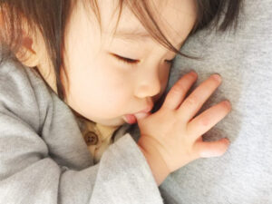 大府市（愛知県）の歯医者、斎藤歯科医院で子どもの指しゃぶりが歯並びに与える影響と卒業のサポート方法を解説