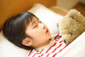 大府市（愛知県）の歯医者、斎藤歯科医院で子どもの指しゃぶりが歯並びに与える影響と卒業のサポート方法を解説