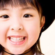 大府市（愛知県）の歯医者、斎藤歯科医院で、乳歯が”キレイ”は要注意？乳歯に隙間がない子が直面する『永久歯の渋滞』とは。を解説