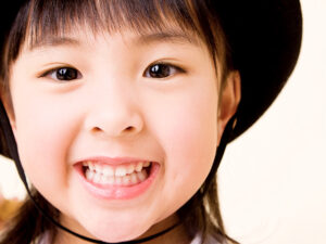 大府市（愛知県）の歯医者、斎藤歯科医院で、乳歯が”キレイ”は要注意？乳歯に隙間がない子が直面する『永久歯の渋滞』とは。を解説