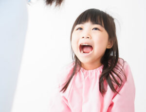 大府市（愛知県）の歯医者、斎藤歯科医院でなぜ無意識に舌で前歯を押すクセがつく？原因と対処法を解説