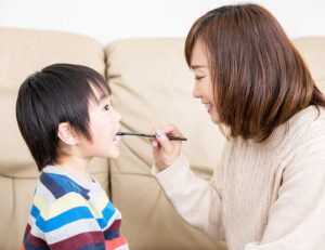 大府市（愛知県）の歯医者、斎藤歯科医院で、子どもの歯が黄色い！歯科医師が教える、乳歯の黄ばみの正体と根本解決法を解説