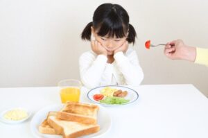 「受け口（反対咬合）」を放置するとどうなる？考えられるリスクと早期治療のメリットを解説